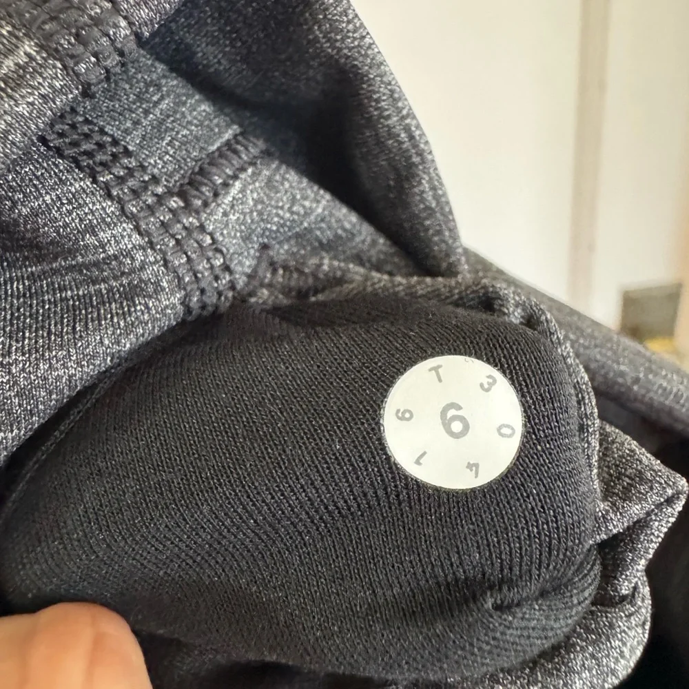 Lululemon heather gray leggings‎ size 6